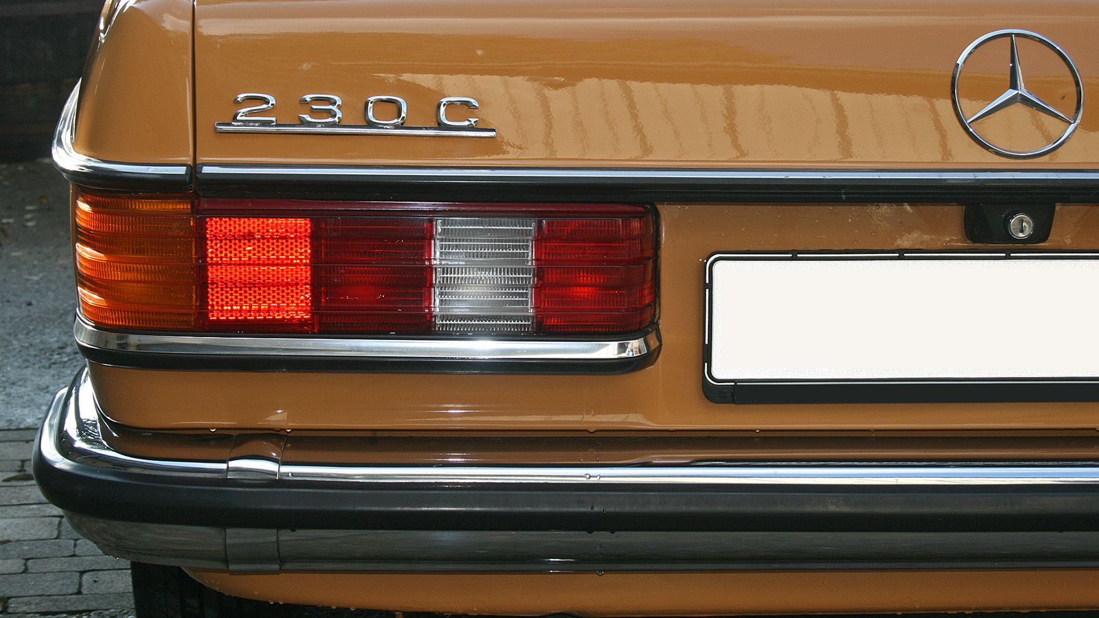 Flashback 1978 Mercedes W123 230c Cayenne Orange